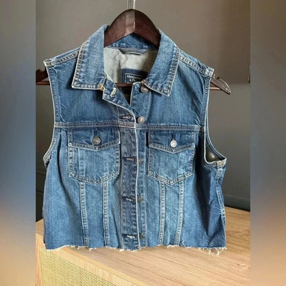 Abercrombie & Fitch Jackets & Blazers - NWOT• Abercrombie & Fitch denim vest •M w/ bottom raw edge